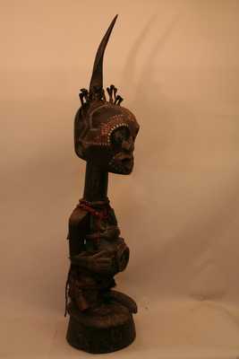Songye ( Statue fétiche), d`afrique : Rép.démoncratique du Congo., statuette Songye ( Statue fétiche), masque ancien africain Songye ( Statue fétiche), art du Rép.démoncratique du Congo. - Art Africain, collection privées Belgique. Statue africaine de la tribu des Songye ( Statue fétiche), provenant du Rép.démoncratique du Congo., 1318/5203Grande statue fétiche Songe nkisi
H.85cm.+28cm.de corne.Le front,le nez,la bouche et les yeux sont couvert de cuivre.
Il a des lamelles d